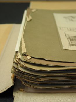 Bestoßene Kanten der Untersatzkartons, verursacht durch das wiederholte Auf- und Zuklappen der Mappeneinschläge