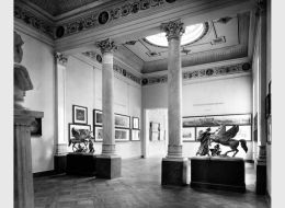The entrance hall of the Schinkel-Museum in the Prinzessinnenpalais, 1931